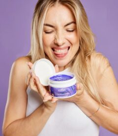 Masca neutralizare tonuri galbene MaterNatura Ice Blonde 200ml, neutralizeaza reflexele galbenen, cu ulei de camelie pentru par blond, decolorat, alb si gri, intensifica tonurile reci, hidrateaza si ofera stralucire, eco bio organic